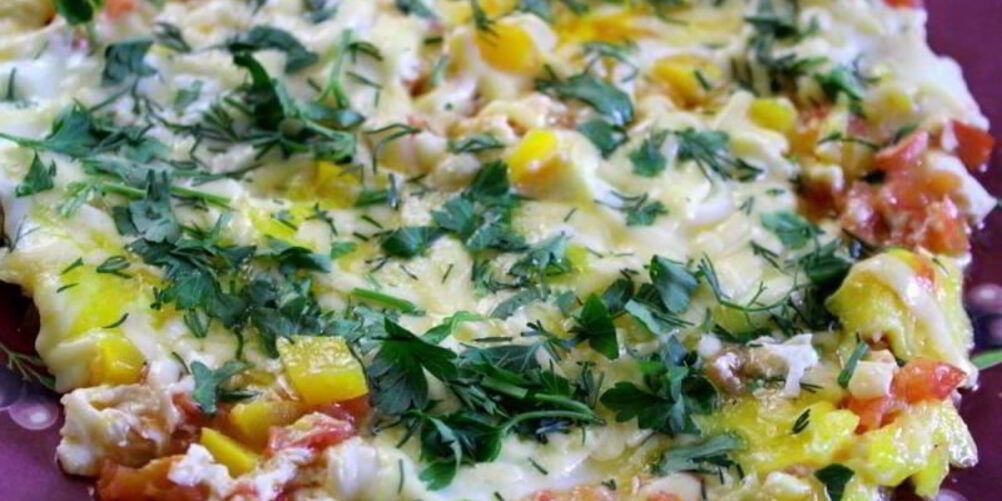 Рецепт яичницы с сыром и овощами