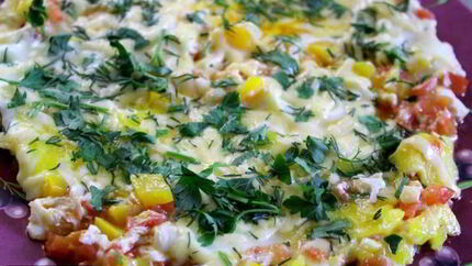 Яичница с сыром и овощами