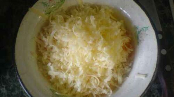 яичница с сыром, луком и чесноком