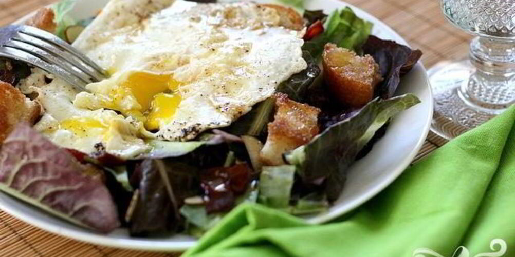 Рецепт яичницы с тостами и салатом