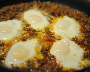 Яичница с тушенкой