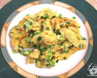 Яичница с зеленым луком