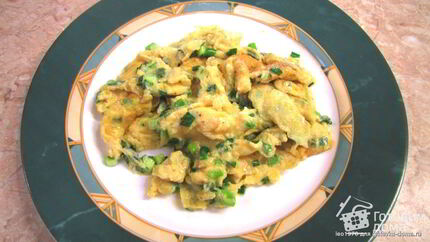 Яичница с зеленым луком