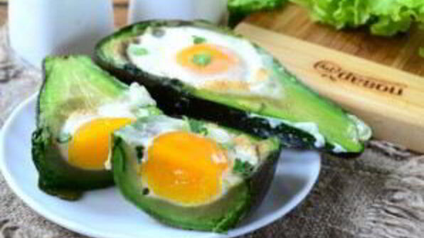 яичница в авокадо