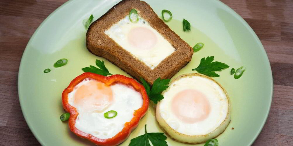 Рецепт яичницы в хлебе, перце и луке