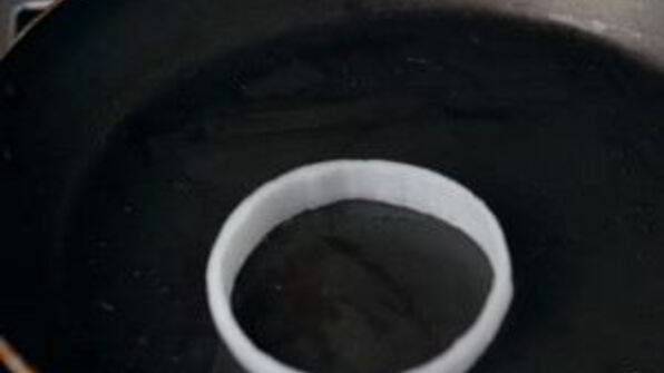 яичница в хлебе, перце и луке