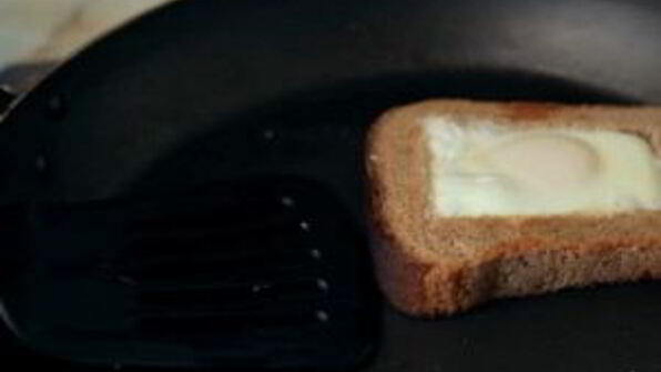 яичница в хлебе, перце и луке