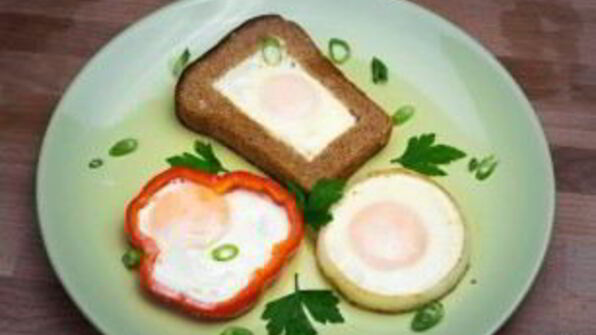 яичница в хлебе, перце и луке