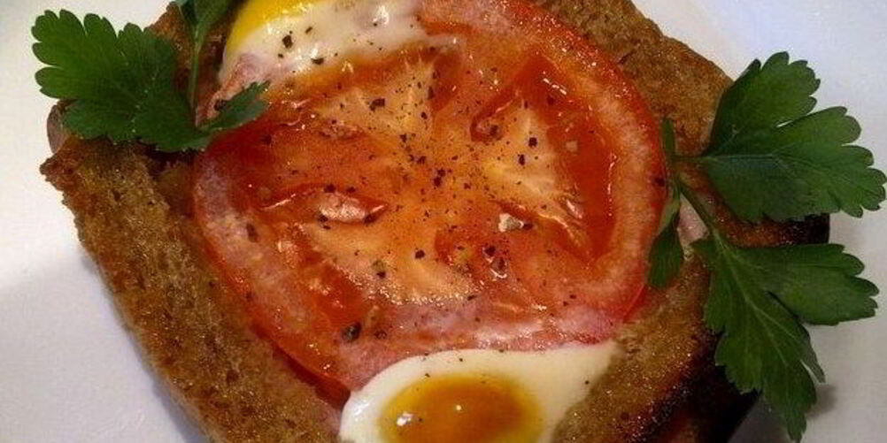 Рецепт яичницы в хлебе с помидорами