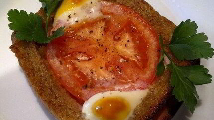 Яичница в хлебе с помидорами