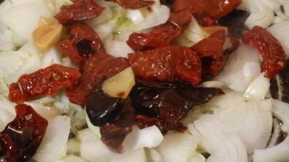 запечённая глазунья с вялеными томатами