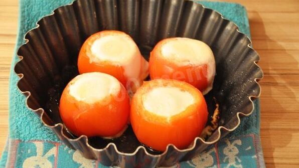 яйца в помидоре жареные