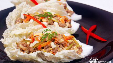 Закуска из куриной печени на листьях пекинской капусты