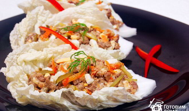 Закуска из куриной печени на листьях пекинской капусты