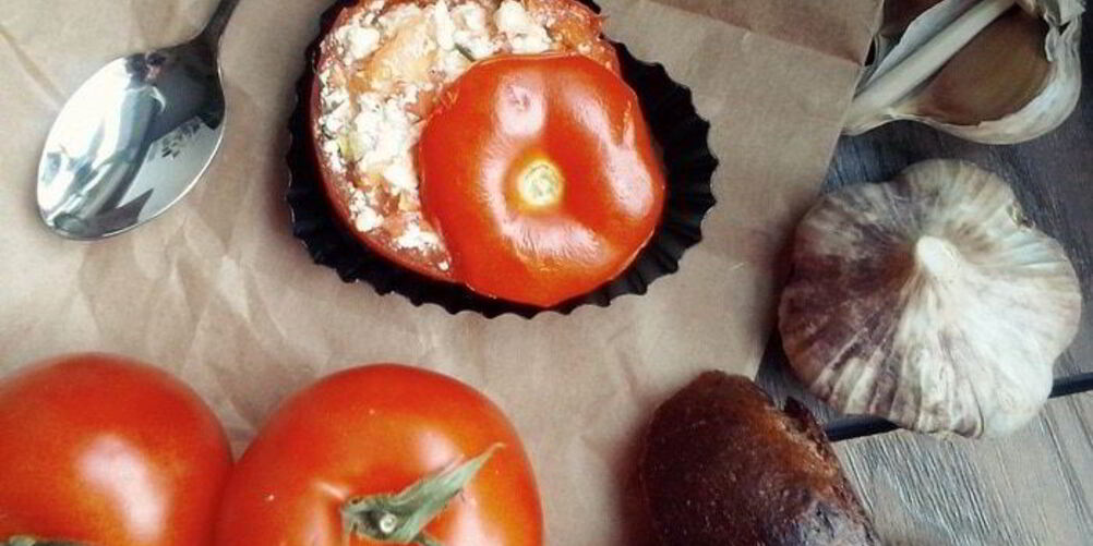 Рецепт закуски из помидора, фаршированного творогом, базиликом и чесноком