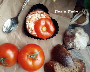 Закуска из помидора, фаршированного творогом, базиликом и чесноком