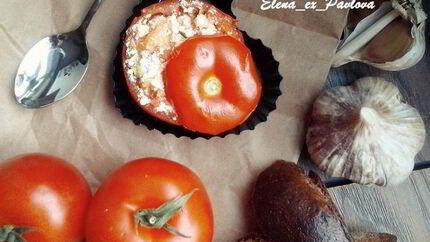 Закуска из помидора, фаршированного творогом, базиликом и чесноком