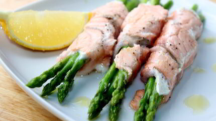 Закуска из спаржи с лососем