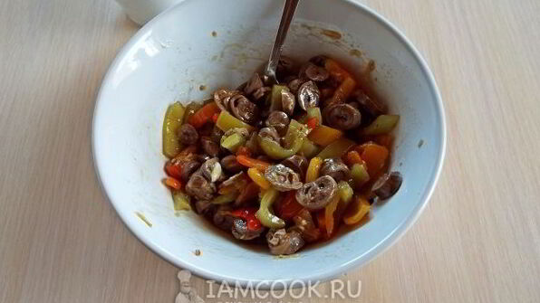 закуска из запеченного перца с куриными сердечками