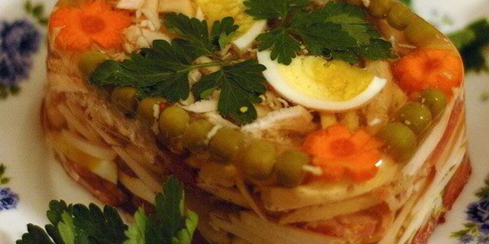 Рецепт заливного из курицы с зеленым горошком
