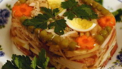 Заливное из курицы с зеленым горошком