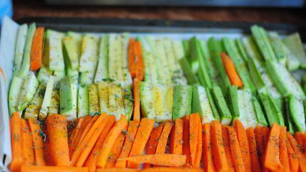 Запеченные палочки из кабачков и моркови