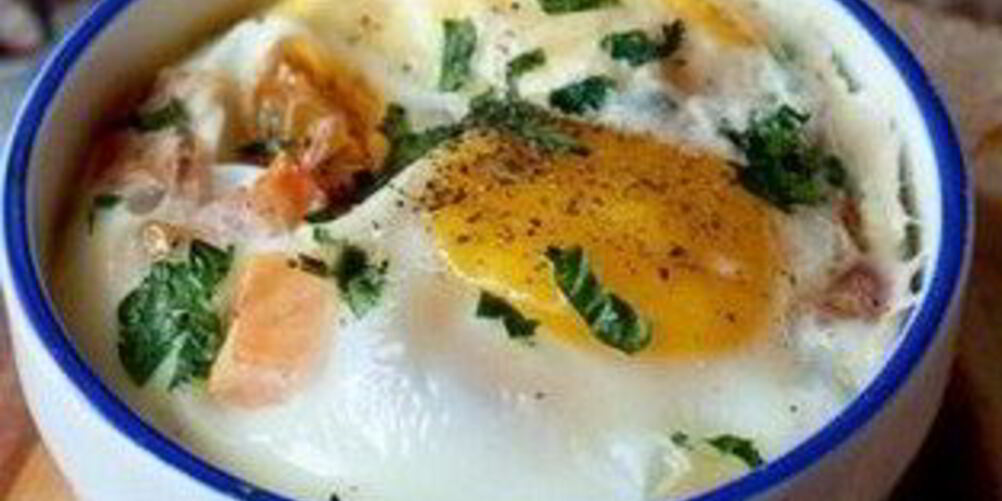 Рецепт запеченных яиц с беконом и томатами