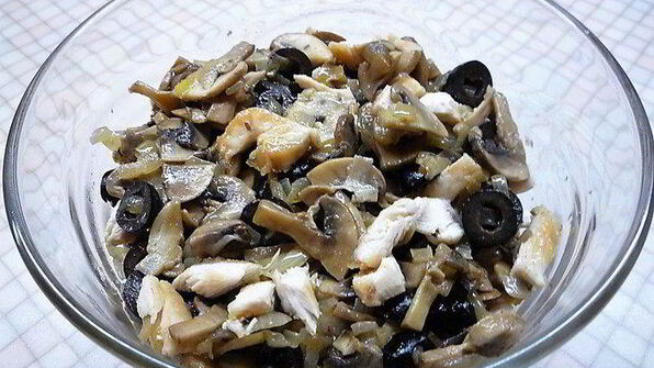 куриный жюльен с грибами и специями