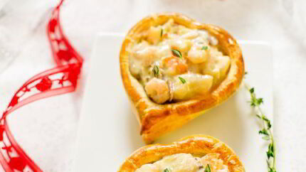 Слоеные сердечки с жюльеном из креветок