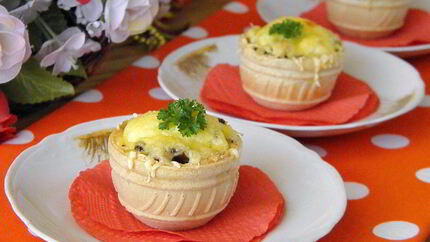 Жульен в тарталетках с грибами и курицей