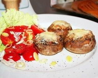 Жульен, запеченный в шляпках шампиньонов