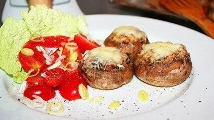 Жульен, запеченный в шляпках шампиньонов