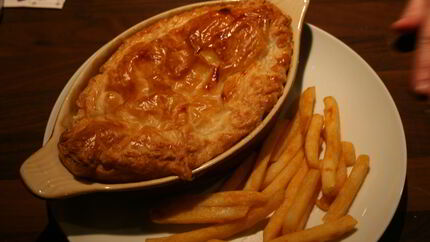 Жюльен с курицей и грибами под слоеным тестом