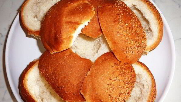 жюльен с курицей и грибами в булочках