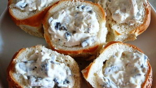 жюльен с курицей и грибами в булочках