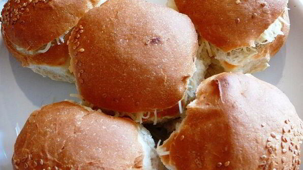 жюльен с курицей и грибами в булочках